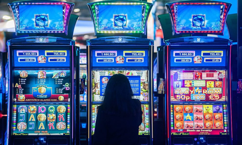 What are the different types of online slot machine games?